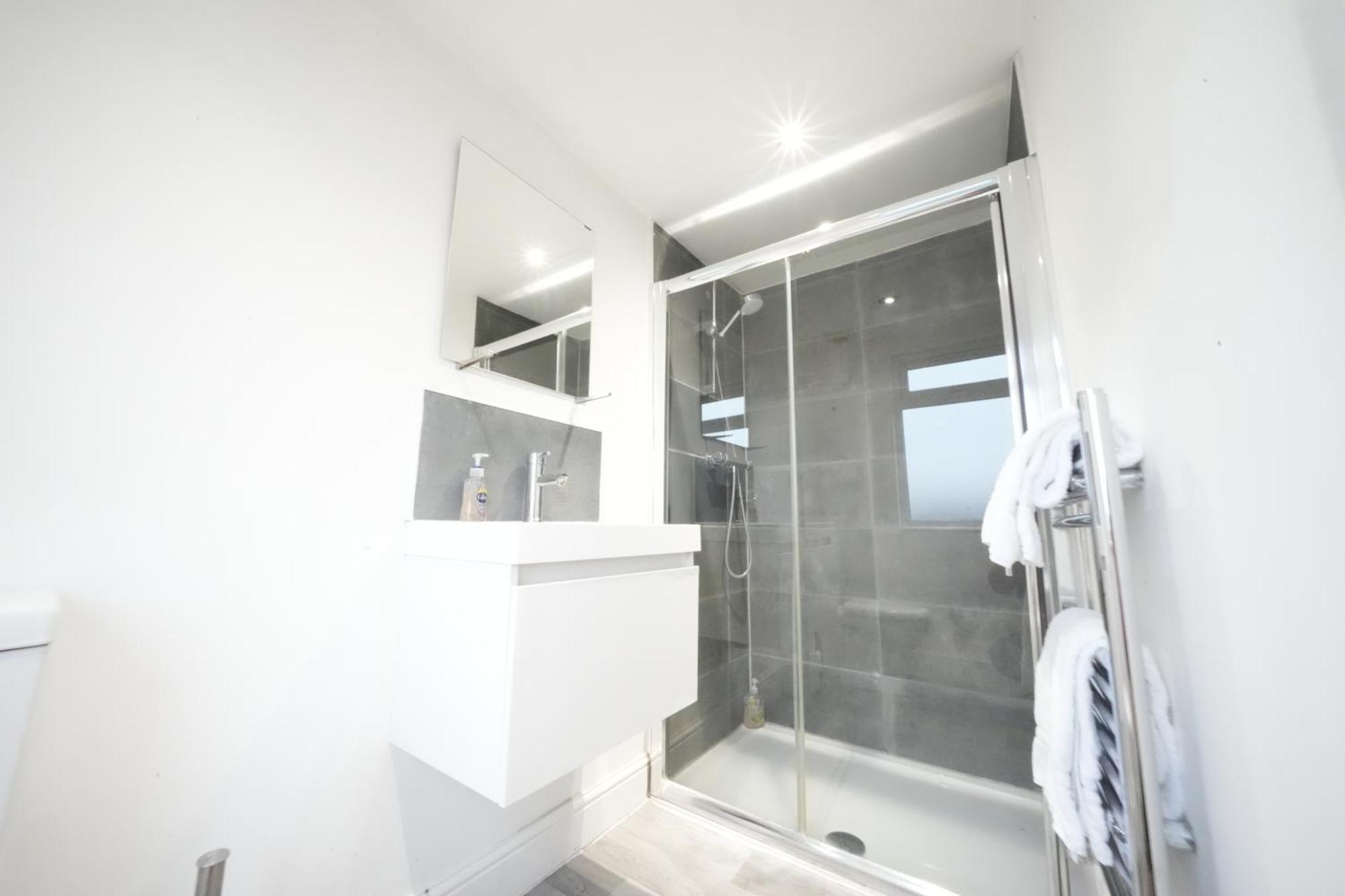 Grand Airport Ensuites Harmondsworth Exterior photo